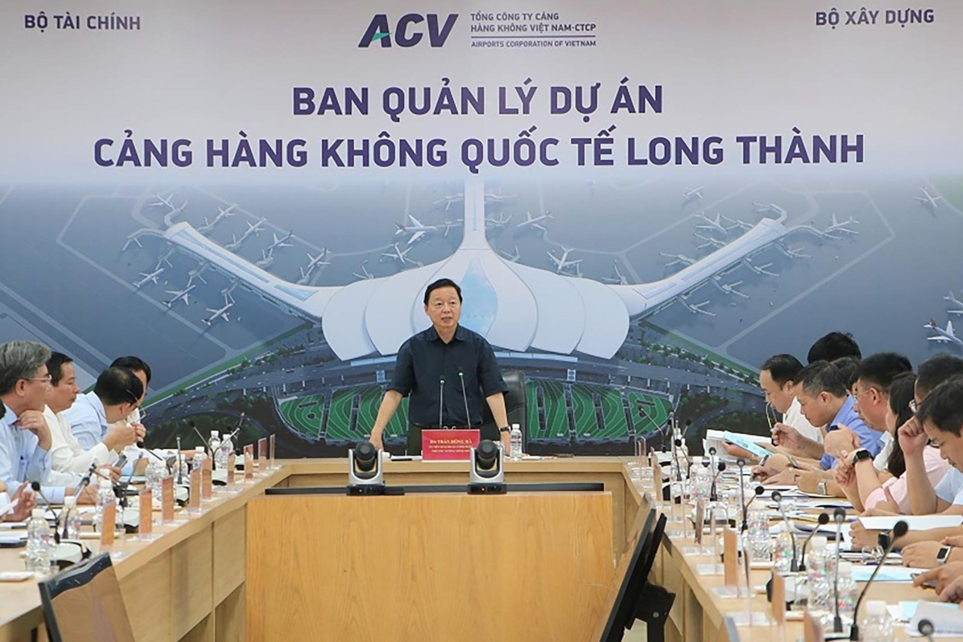 Phó Thủ tướng Trần Hồng Hà phát biểu tại buổi làm việc. Ảnh: A.X