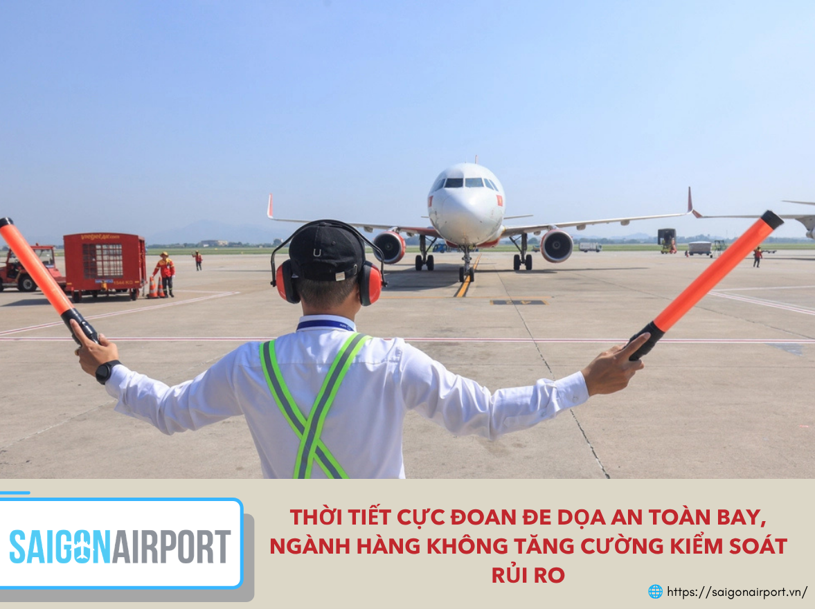 Nhân viên đánh tín hiệu tàu bay thực hiện nhiệm vụ trên sân đỗ Cảng hàng không quốc tế Nội Bài trong điều kiện thời tiết nắng nóng